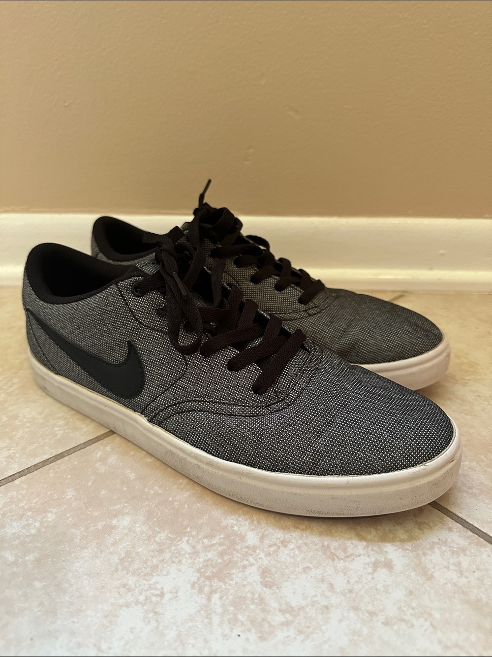 Nike Men's Gray Canvas Shoe - Casual Everyday Sneaker